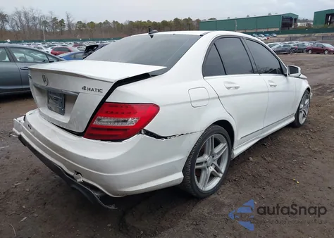 2013 Mercedes-Benz C 300 Sport 4Matic z USA, uszkodzony, nr VIN WDDGF8AB1DR277114
